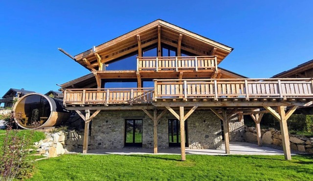 Chalet Aguila 5* (NEW) sleeps 12 - XXL. jacuzzi and panoramic sauna
