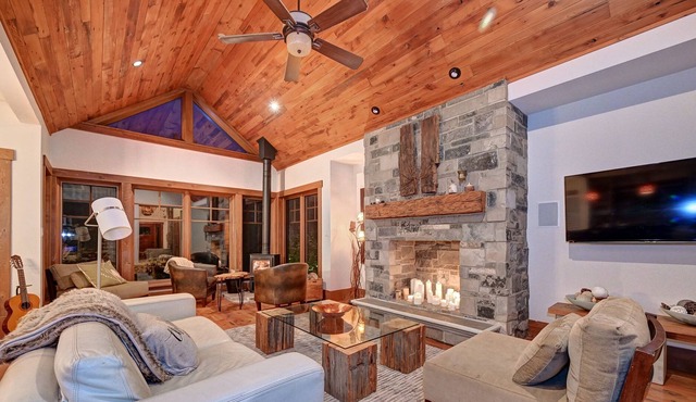 Chalet Along Hiking Trail, Woodburning stove, Walk to SkiHill, Minutes to Downto