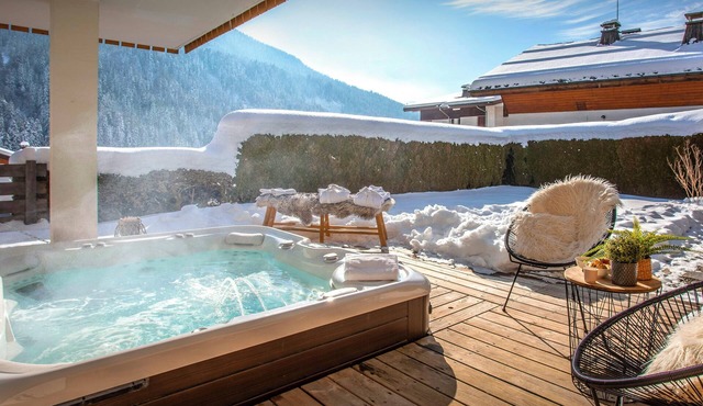 Chalet Alyssum - unique alpine stay for 13, hot tub & sauna - OVO Network