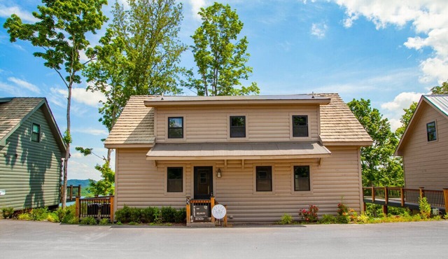 Chalet Amelia -Lake View+HotTub+Fireplace+Arcade!