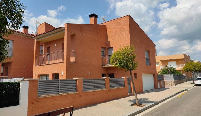 Chalet amplio con Jardín y zona barbacoa.