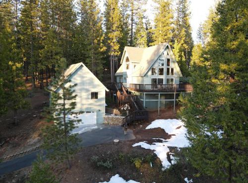 Chalet and ADU with Hot Tub, Pool Table, and Bocce