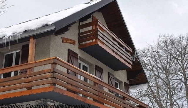 Chalet apartment in resort center with private parking & garage