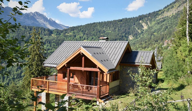 Chalet at the foot of the slopes with mountain view.