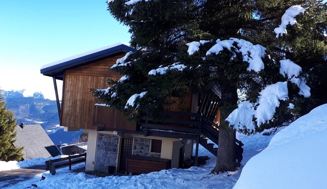 CHALET at the foot of the slopes - PANORAMIC VIEW (sleeps 8/12)