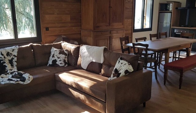 Chalet atmosphere, in a peaceful setting, a stone's throw from the village