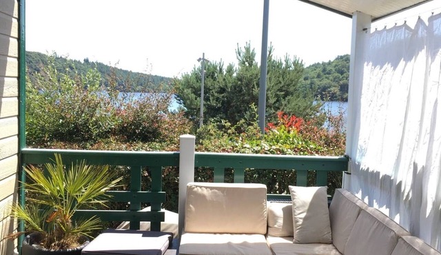 Chalet 'Au Bord Du Lac De Guerlédan' with Lake View, Shared Terrace and Wi-Fi