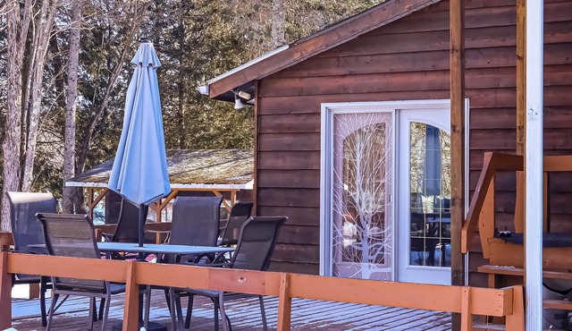 Chalet au bord de la rivière, spa, Wi-Fi, convivial pour détente en famille.