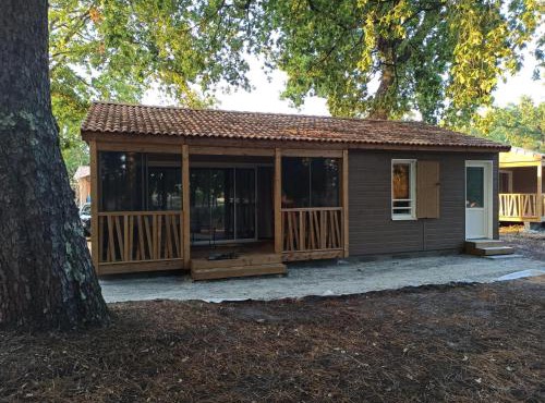 Chalet aux bords d'un lac avec piscine chauffée, climatisation et parking - FR-1-783-25