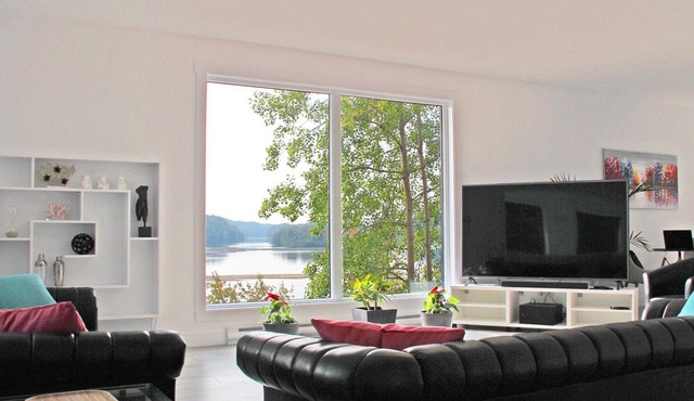 Chalet Avec Piscine Intérieure Face au St Maurice, Dans la Baie de Shawinigan