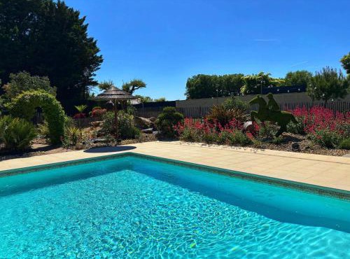 Chalet avec piscine chauffée jardin proche Saumur parking