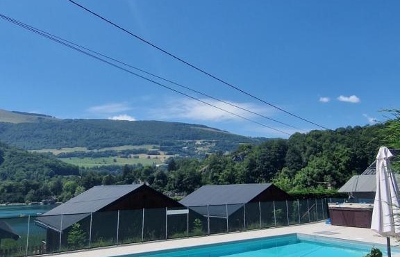 Chalet avec piscine et accès au lac