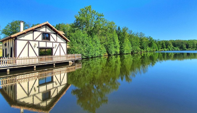 Chalet avec Terrasse sur Étang de pêche privé à Saint-Estèphe en Périgord