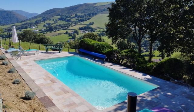 Chalet Avec vue Magnifique sur les Montagnes Basques, à 3 Minutes Despelette