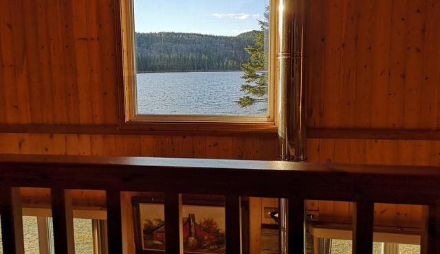 CHALET BORÉAL SITUÉ SUR LE BORD DU LAC COLIN