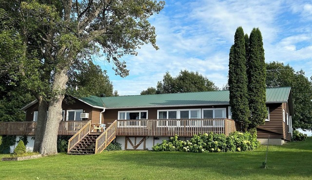 Chalet Beauly, panoramic views of St.Lawrence River from a Heritage Property