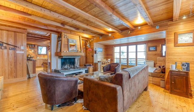 Chalet 'Belledonne' with Mountain View, Private Terrace and Wi-Fi