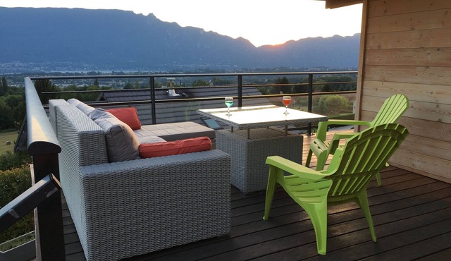 Chalet between lake and mountains