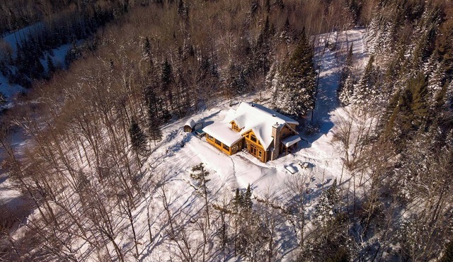 Chalet Black Eagle on Fiddler Lake (lakefront) with Hot Tub and Sauna