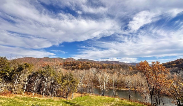 Chalet Blanc~New Riverfront chalet~spectacular mountain & river views