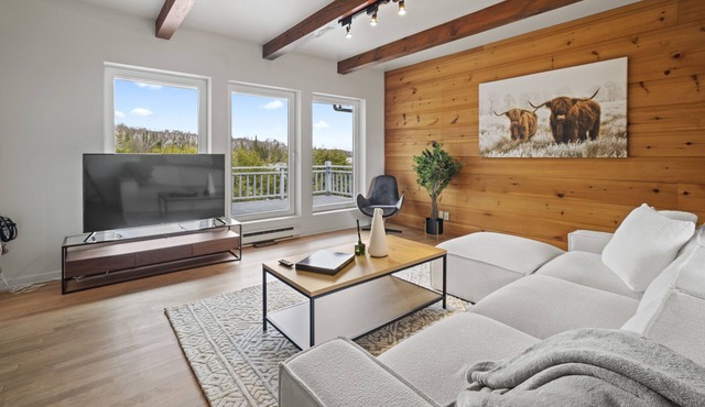 Chalet Bleu - Waterfront Retreat