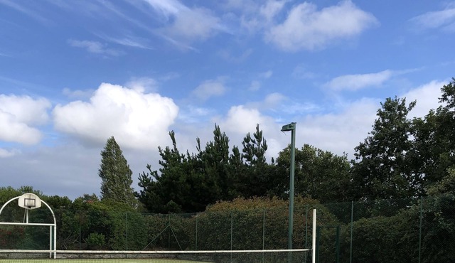 Chalet "Bohème" in the countryside, tennis on site, beach by bike!