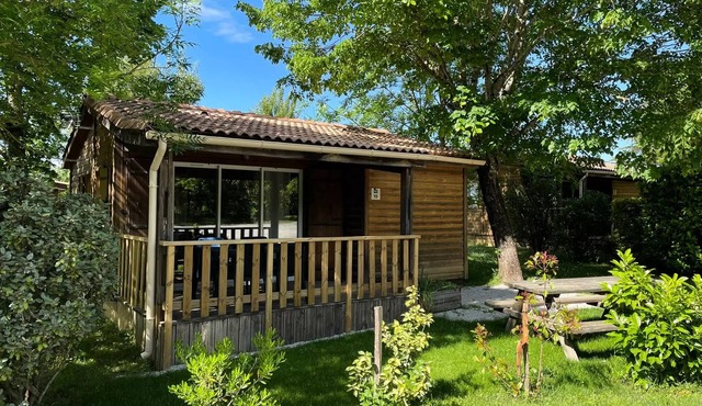 Chalet Bois Premium 31m2 - 2 Schlafzimmer - überdachte Terrasse - TV - LV - Klimaanlage 6 Personen