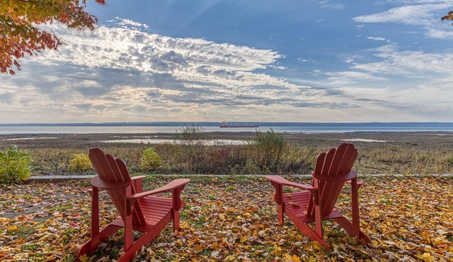 Chalet bord de l'eau avec plage à deux pas de la ville Québec!
