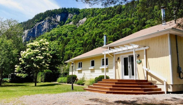 Chalet bordered by the Bras-du-Nord River, located in an enchanting setting.