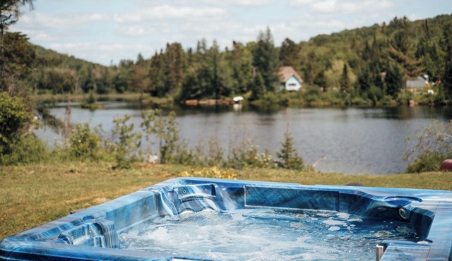 Chalet Bouleau, spa, fireplace, lakeside, family-friendly