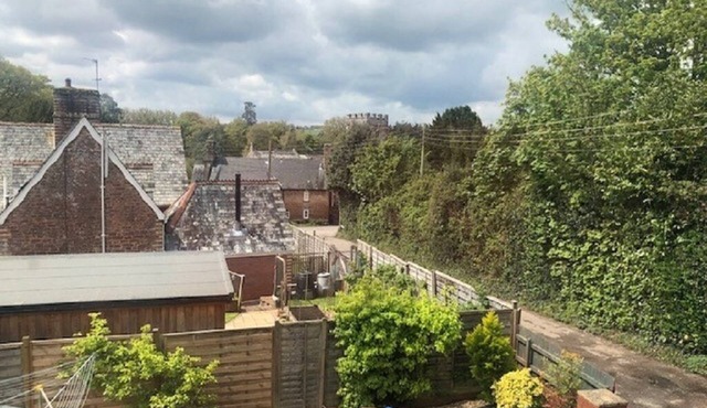 Chalet Bungalow in Poltimore village - near Exeter