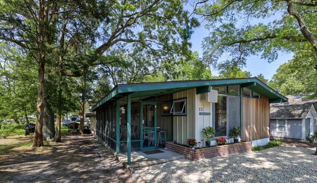 Chalet by the Bay. 2 bedroom 1 bath Pet Friendly Close to Bay Beaches