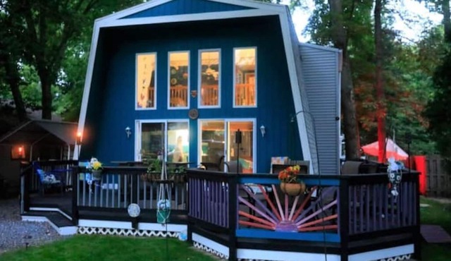 Chalet by the Bay Charming Beach Getaway