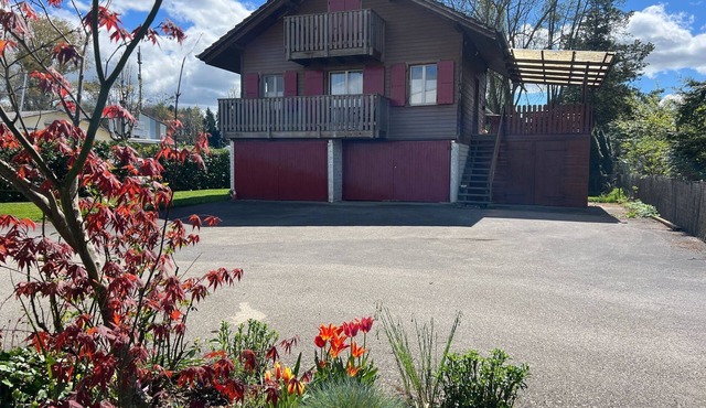 Chalet by the lake 3 minutes' walk away