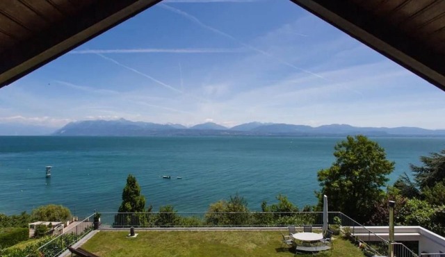 Chalet by the lake in St-Prex
