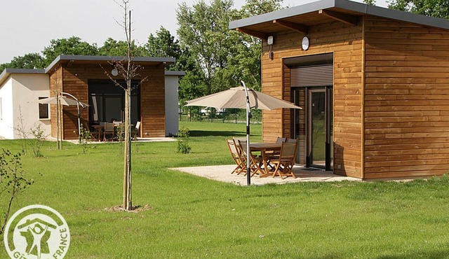 Chalet by the pond with terrace, pets allowed