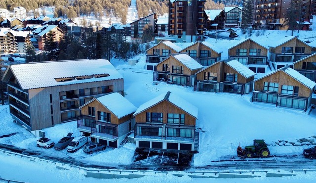 Chalet César: Parking/ski room/breakfasts/Draps/cleaning Lift 3min walk