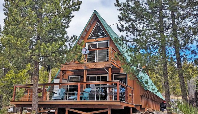 Chalet Cabin in Cascades Wonderland near Crater Lake w/EV Charger & Fast Wi-fi