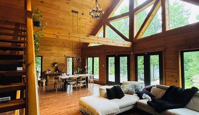 Chalet Lakehouse dreamy and private by the beautiful lake. Close to Montreal
