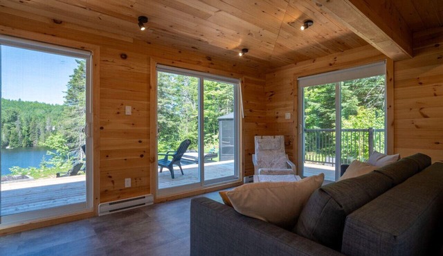 Chalet Hello| Private Lake Access | Hot Tub | EV