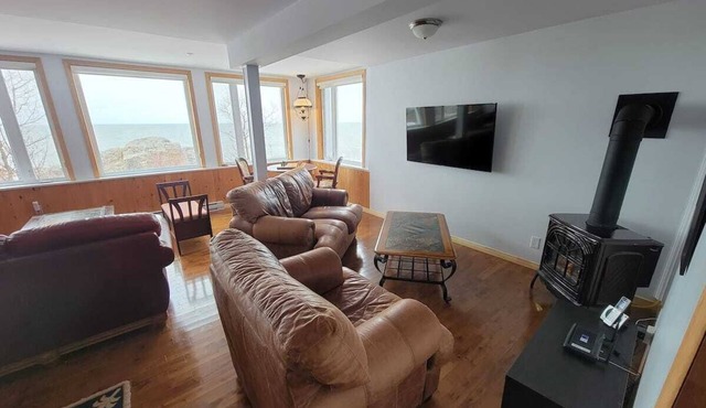 Chalet Douillet Avec Foyer, Directement sur le Bord du Fleuve, à 15 min du Bic !