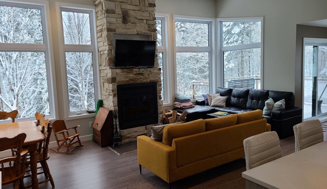 Chalet Moderne et Lumineux sur une rue Tranquille Avec 4 Chambres, Foyer, spa