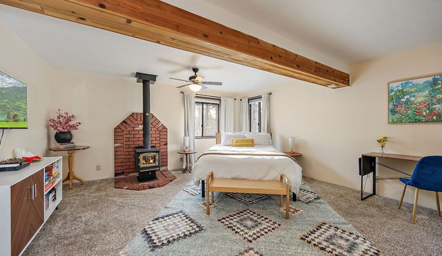 Chalet Cabin Near Rogue River: hiking, hunting, fishing, and rafting.