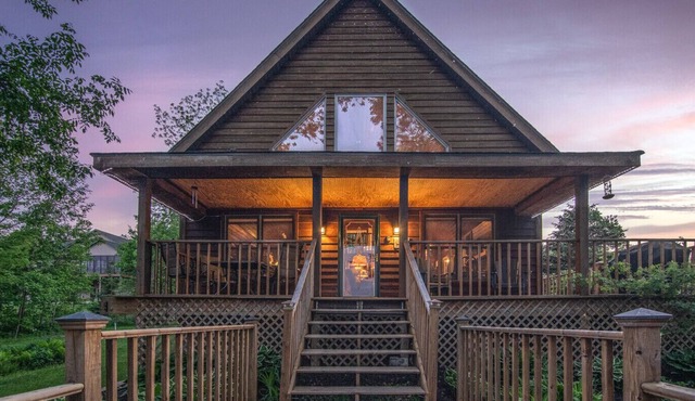 Chalet Cabin, Premier Lake, Hot tub, Sleeps 8, 1600 sq Ft., 3 bedroom, 2 bath