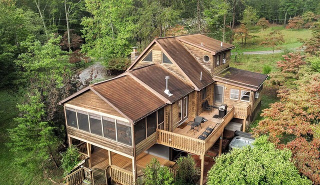 Chalet cabin w/hot tub & fire pit