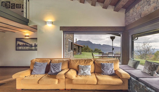 Chalet 'Casa Campelles 2' with Mountain View, Shared Terrace and Wi-Fi