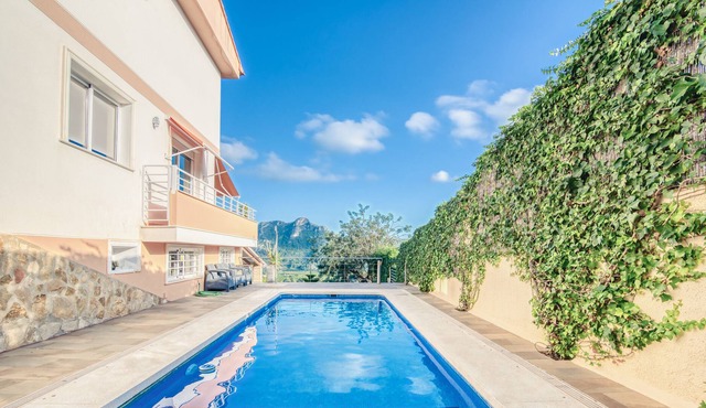 Chalet "Casa Para Disfrutar en Familia" with Pool & Wi-Fi
