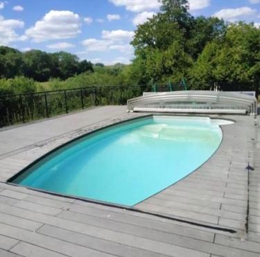 Chalet chaleureux à Louâtre avec piscine partagée