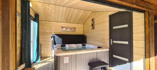Chalet chaleureux à Orlu avec Jacuzzi et vue sur la montagne