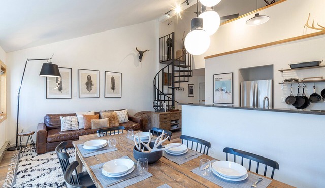 Chalet chic! Short walk to ski, river, hot tub & parking